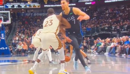 2026世界杯投注登录入口-追梦格林做挡拆掩护时肘击鲍威尔，裁判吹罚一级恶意犯规